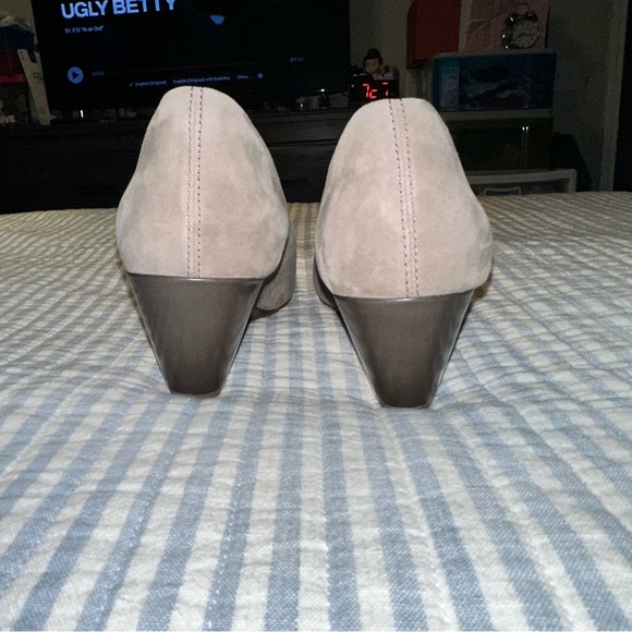 CLARKS Bassett Mine Leather Suede Slip On Wedge Pump Sz 9.5 Taupe - Picture 5 of 14